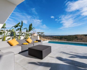 Panoramisch verzicht vanaf terras met zwembad van Villa Te koop in Ciudad Quesada in Spanje, gelegen aan de Costa Blanca-Zuid